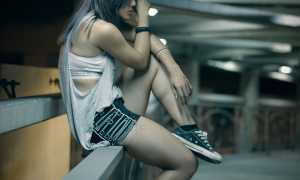 Мужчина смотрит на других женщин: почему он это делает и что с этим делать