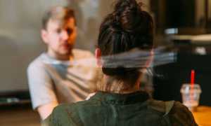 Почему парень запрещает носить открытую одежду? Узнайте причины и последствия