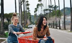 Почему парни не любят подруг девушки? Разбираем причины и последствия