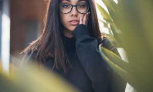 Почему парень не дает свой телефон? Узнайте причины и последствия.