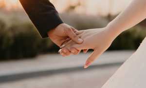 Почему парень берет за руку девушку? Психология жестов