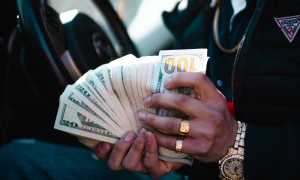 Почему муж не хочет давать деньги? Причины и решения