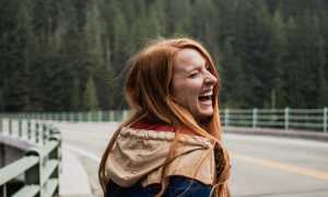 Почему парень смеется над девушкой? Психология отношений