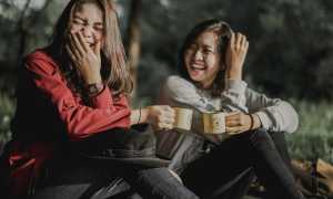 Почему парень постоянно подшучивает надо мной? Разбираем причины и последствия