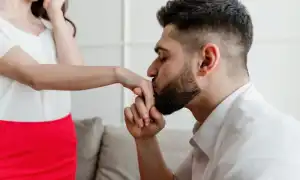 Почему мужчина целует руки женщине с точки зрения психологии и отношений