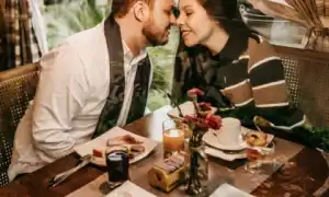 Кто должен платить на свидании в кафе и ресторане: мнения и советы