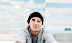 Почему парень хранит фото бывших? Психология и причины