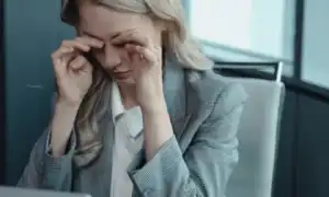 Парень переписывается с другими девушками – ответ психолога на сложные вопросы