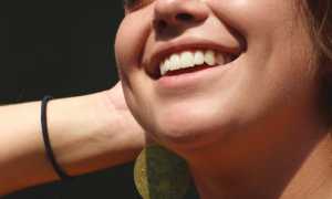 Почему девушка трогает волосы своего парня? Психология и причины