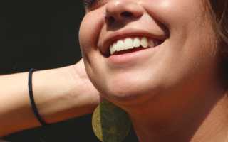 Почему девушка трогает волосы своего парня? Психология и причины