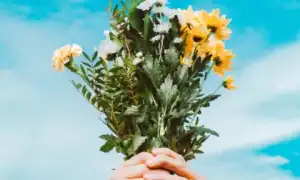 Как «заставить» мужчину дарить тебе цветы? Полезные советы и рекомендации