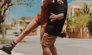 Как ведёт себя мужчина, если ты ему нравишься – ТОП-20 признаков интереса и влечения