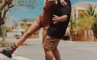 Как ведёт себя мужчина, если ты ему нравишься – ТОП-20 признаков интереса и влечения