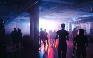 Почему парень не хочет отпускать девушку в клуб? Разбираем причины