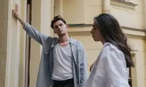 Почему мужчина смотрит на других женщин и есть ли повод ревновать в отношениях