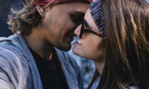 Почему парень целует руки своей девушке? Узнайте причины и значение