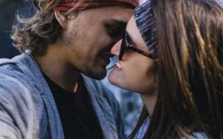 Почему парень целует руки своей девушке? Узнайте причины и значение