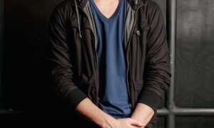 Почему парень, видя девушку, кусает губы? Психология поведения