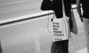 Коллега-мужчина часто шутит над тобой: это флирт или дружба в офисе?