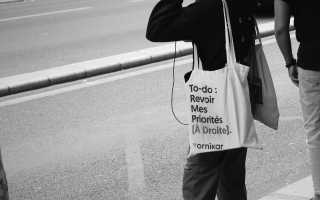 Коллега-мужчина часто шутит над тобой: это флирт или дружба в офисе?