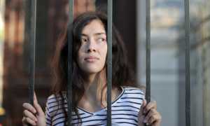 Почему женщины выходят замуж за заключенных: причины и последствия