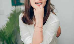 Почему девушка смотрит на парня и улыбается? Узнайте причины и особенности