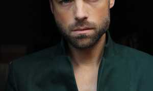 Почему парень постоянно смотрит в глаза: мнение психолога и его причины