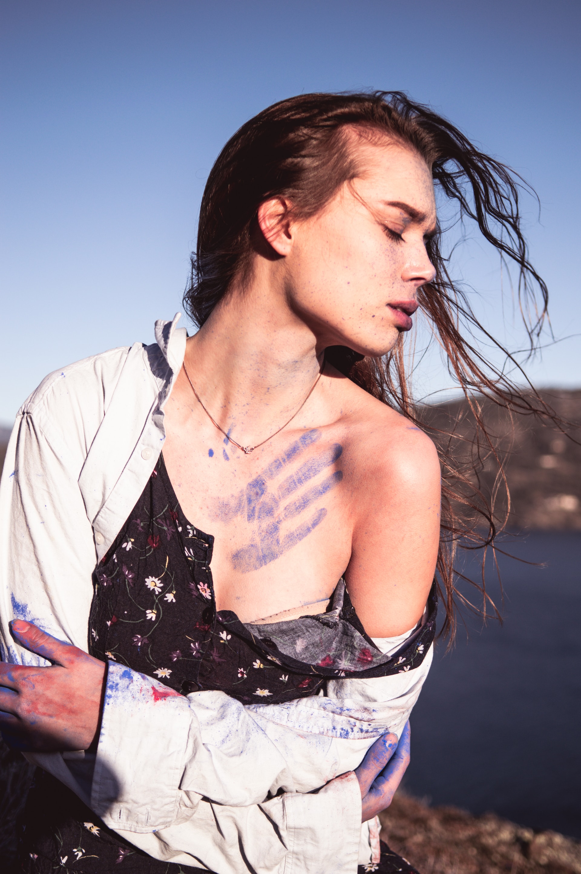 девушка с отпечатком руки