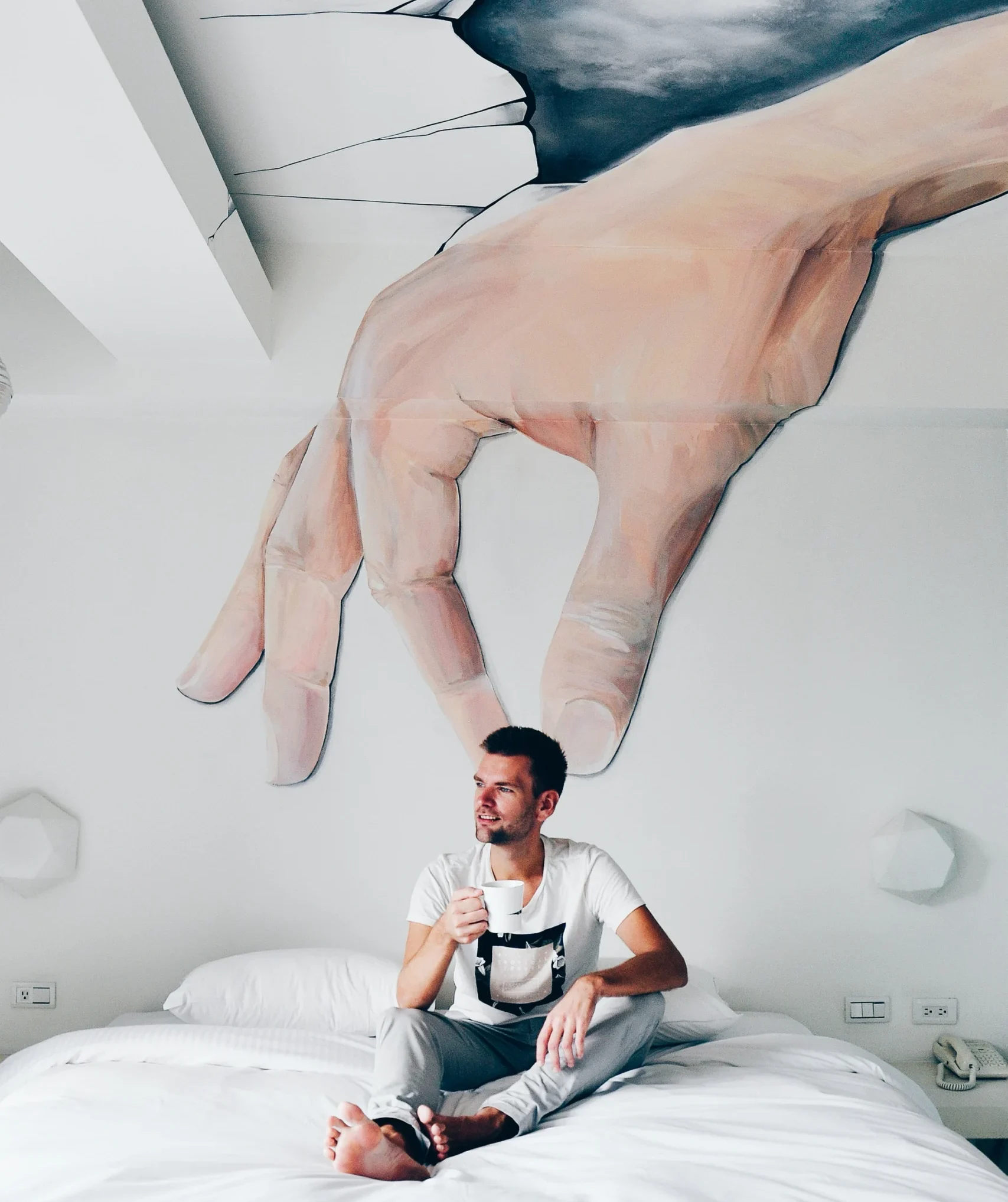 арт руки над парнем