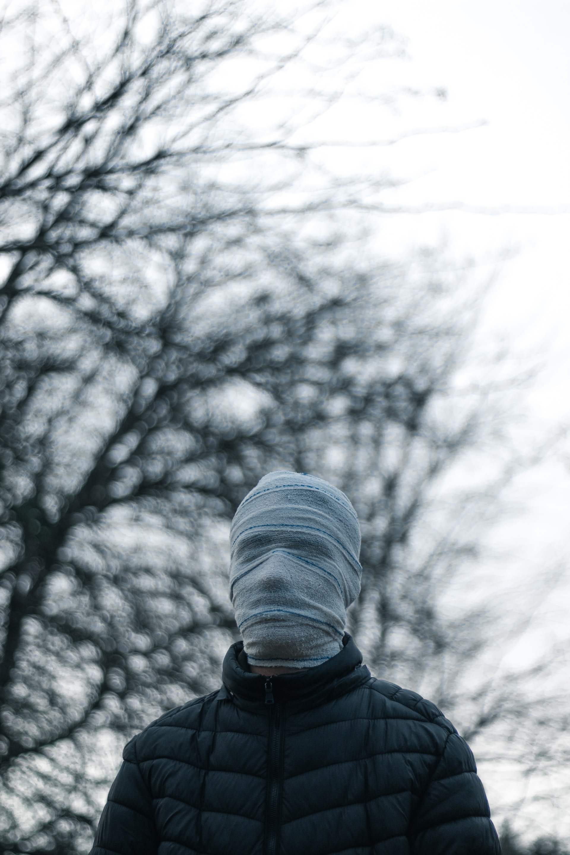 мужчина с забинтованным лицом