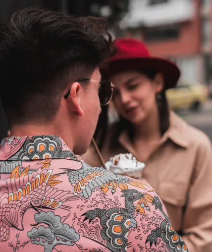 пара в кафе