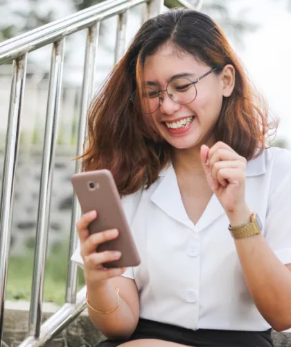 девушка с телефоном