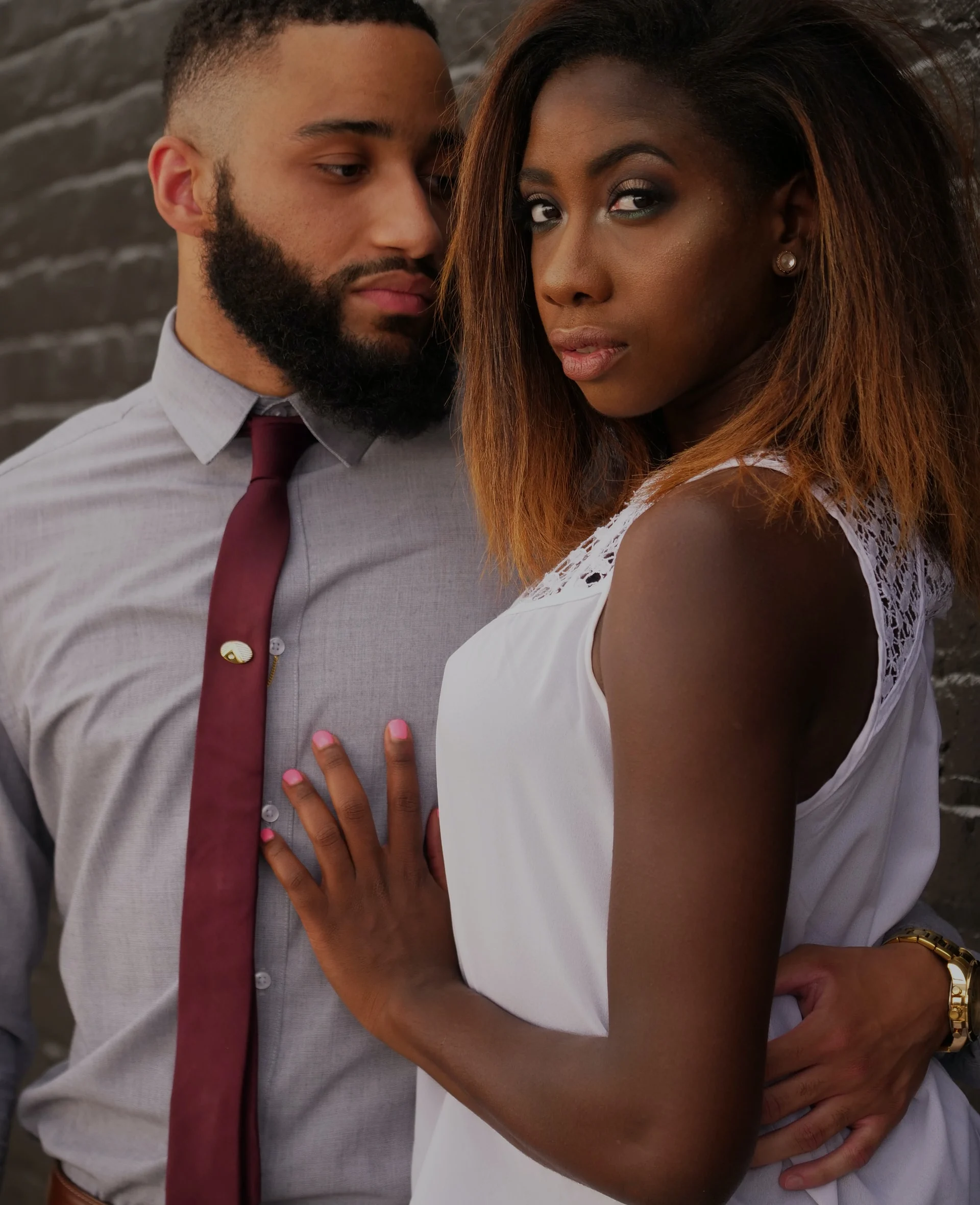 парень обнимает девушку