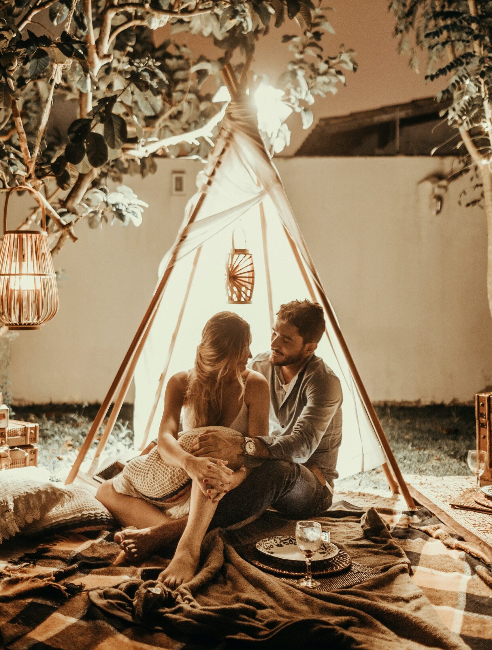 пара в шалаше