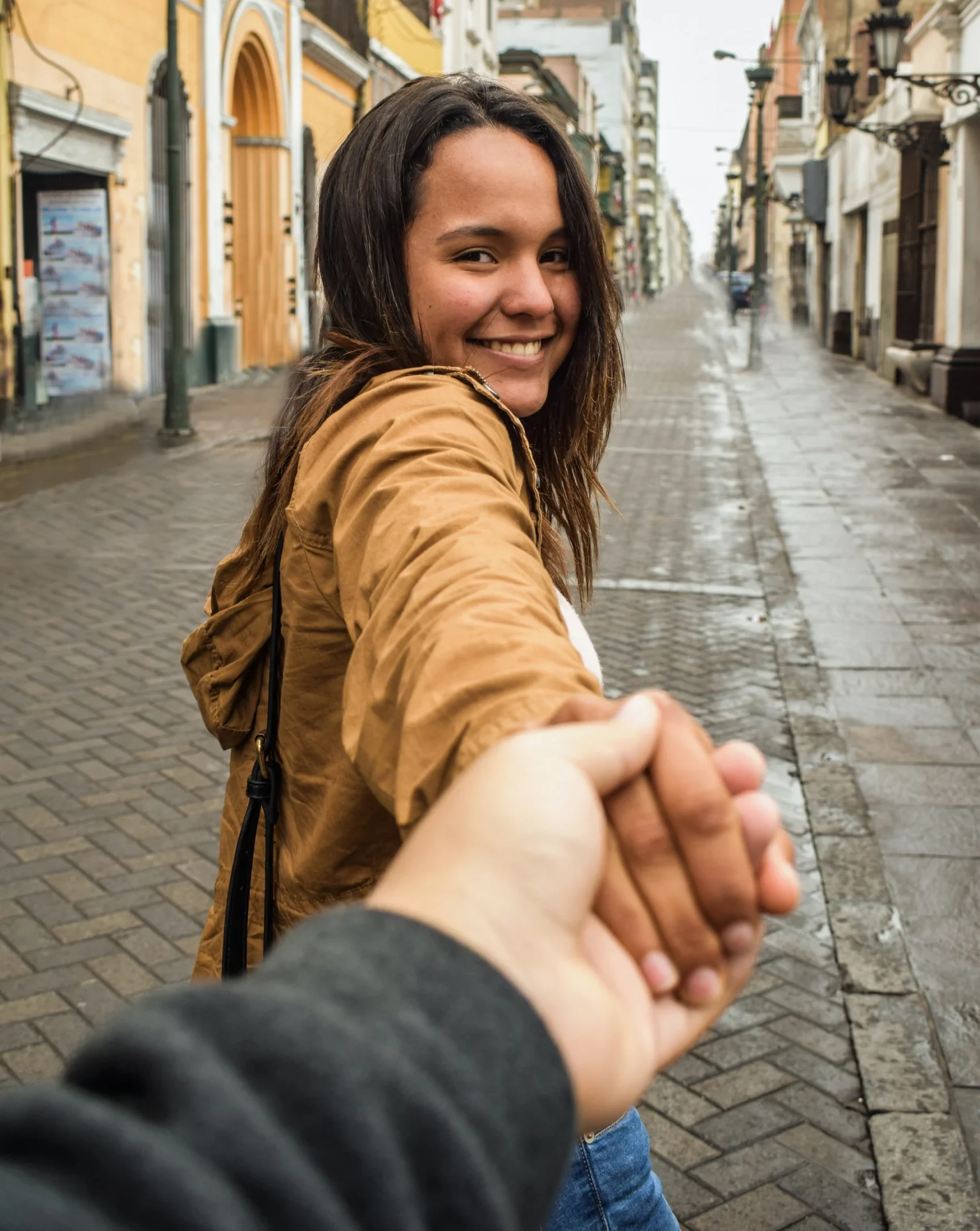 девушка ведет парня за руку