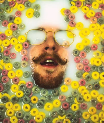 парень в ванной с хлопьями