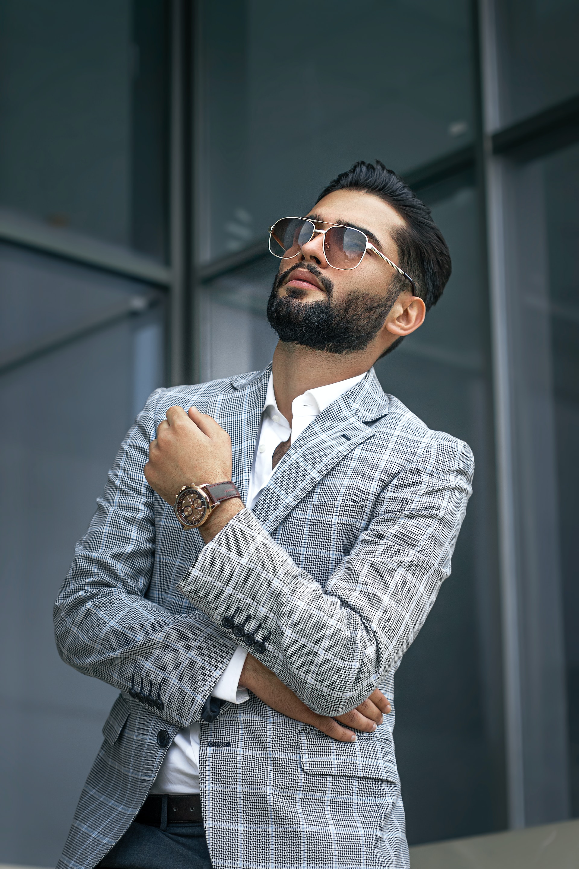 мужчина в сером пиджаке