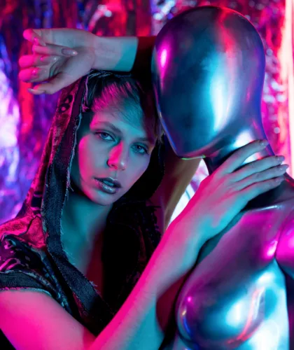 девушка с манекеном