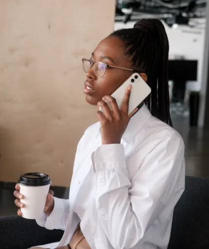 девушка с телефоном