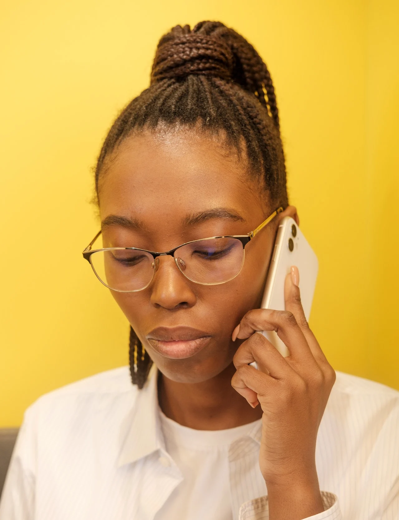 грустная девушка с телефоном