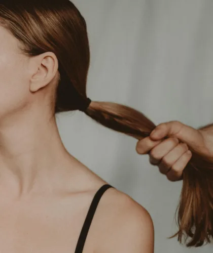 парень тянет девушку за волосы