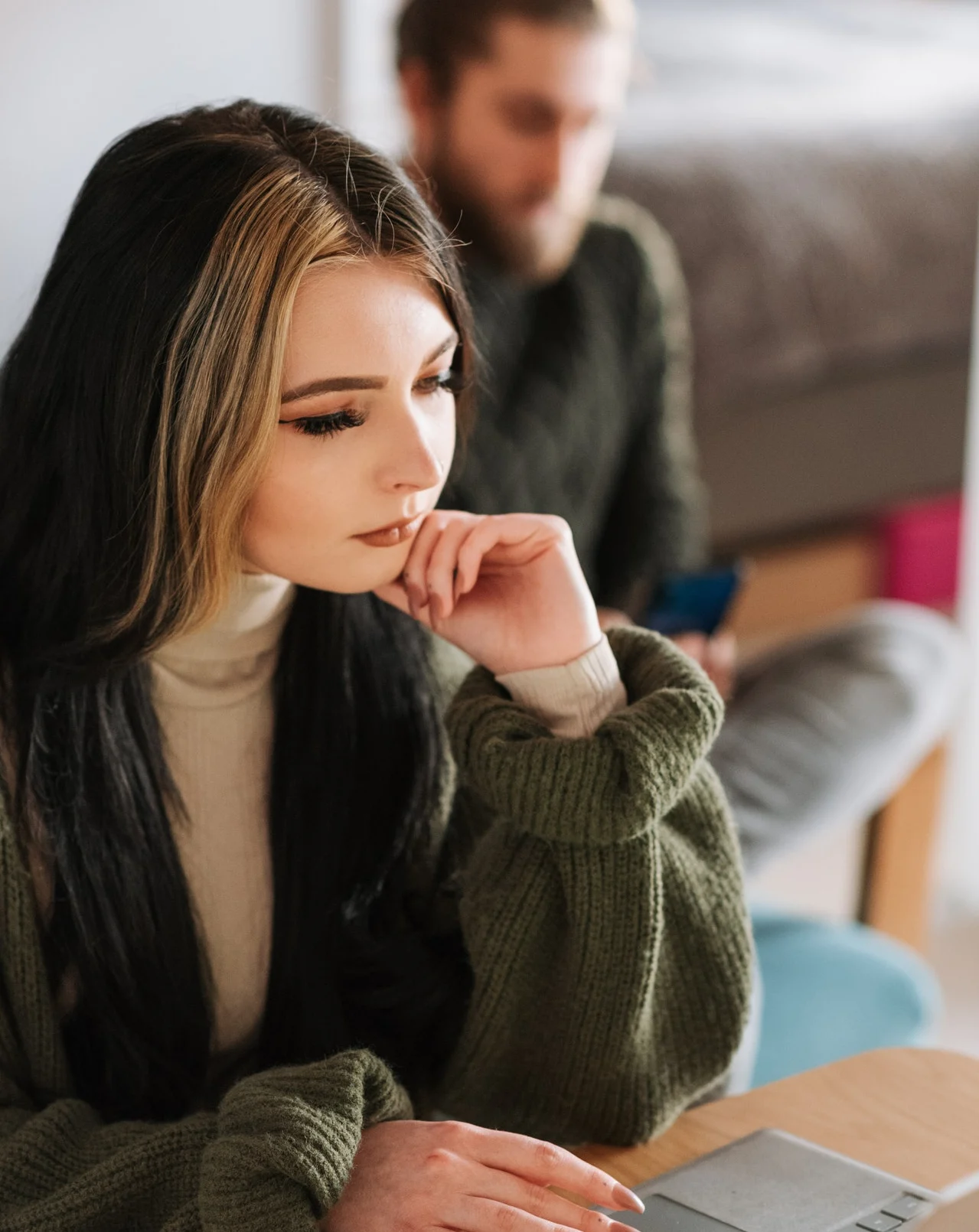 грустная девушка и парень