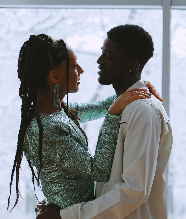 пара обнимается