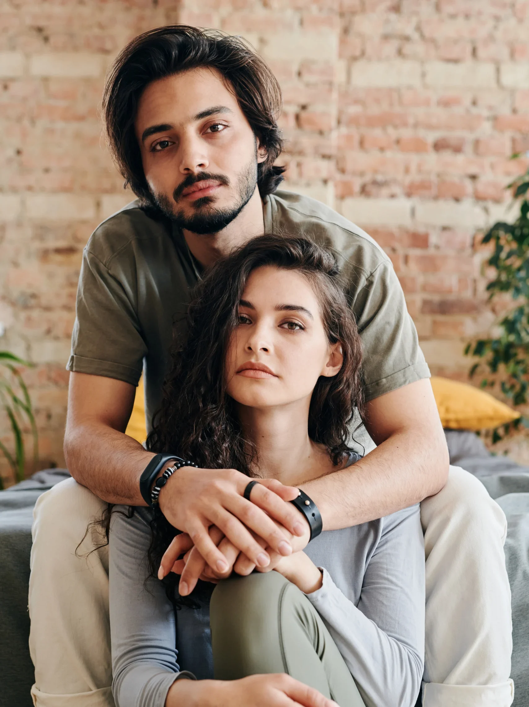 парень обнимает девушку