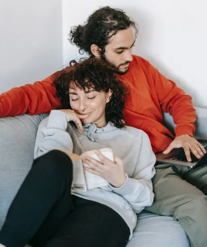 пара на диване