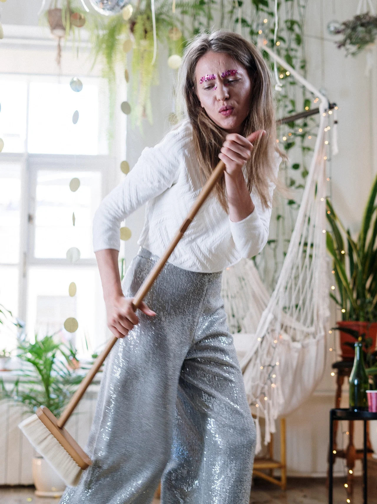 девушка со шваброй