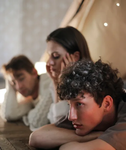 два парня и девушка