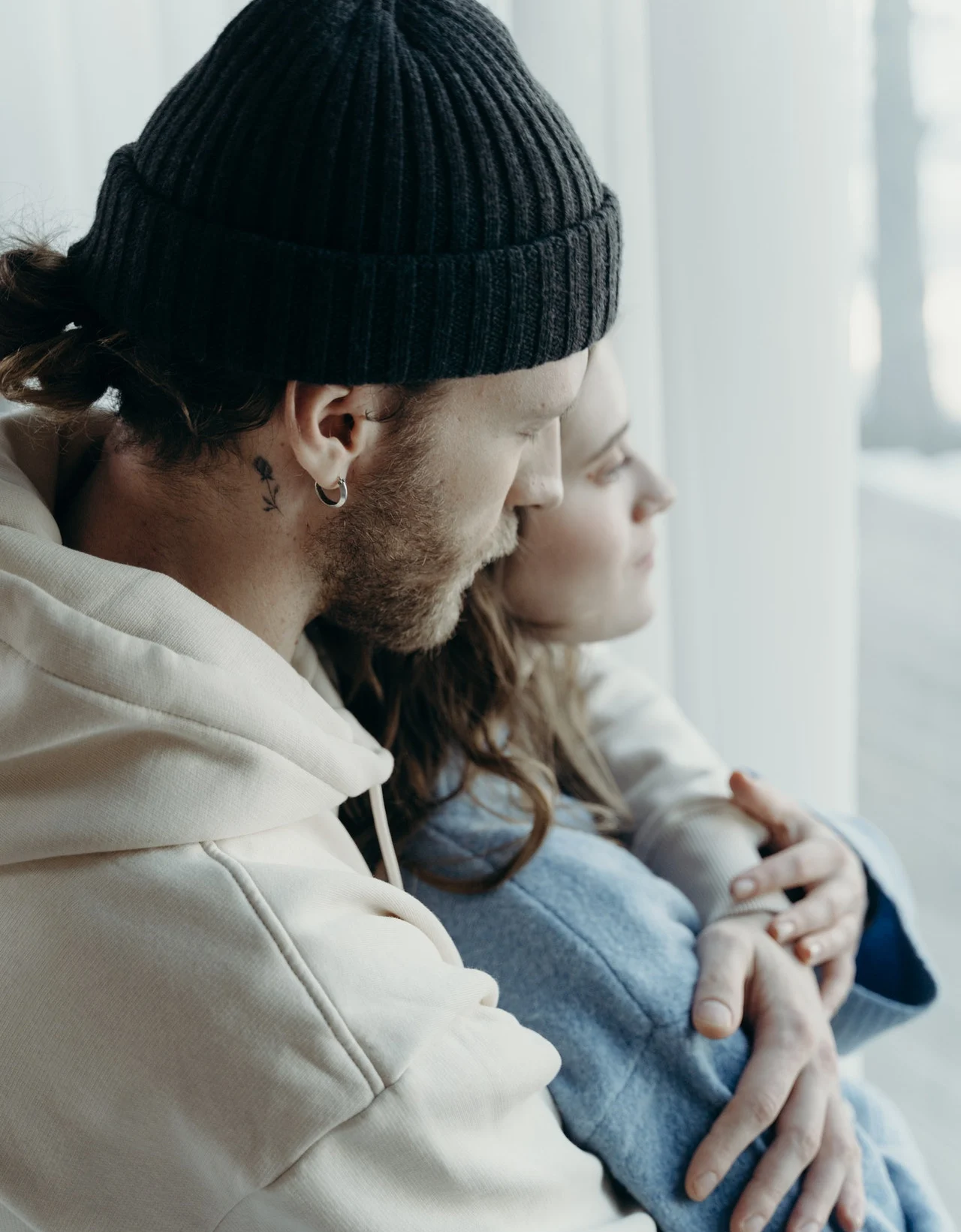 пара обнимается