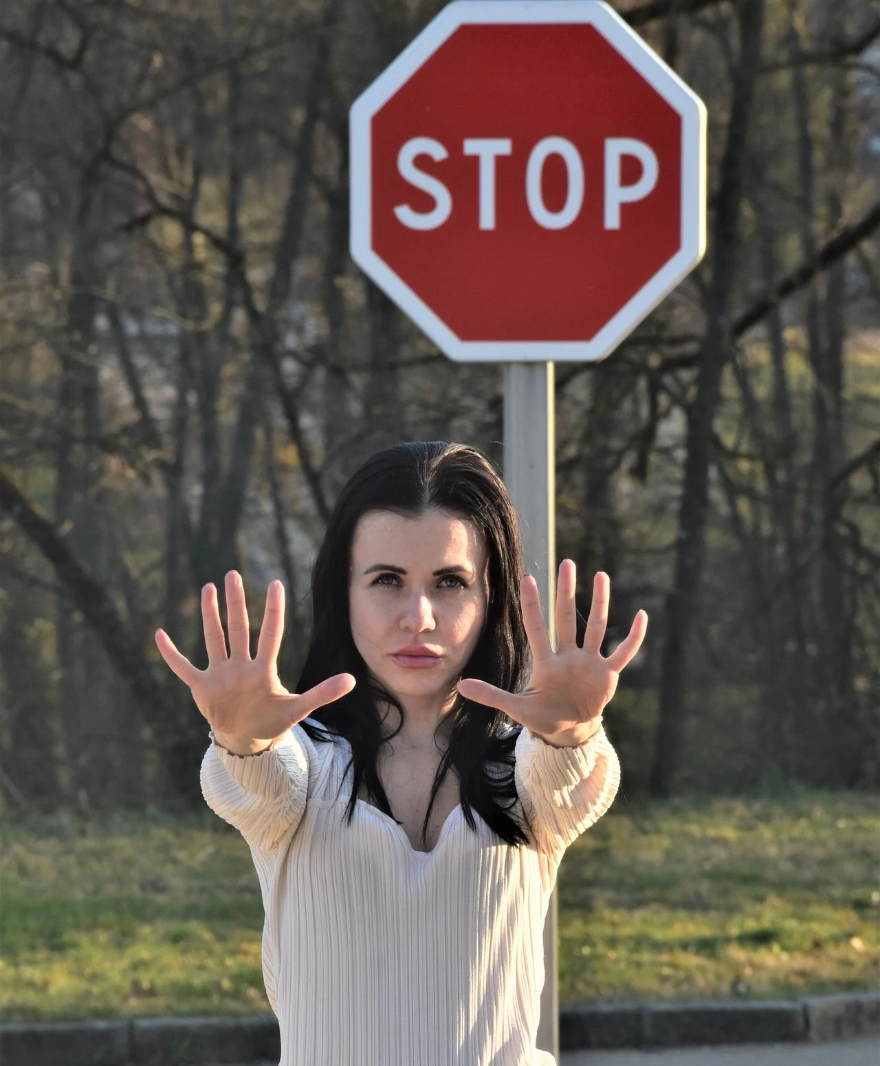 девушка показывает стоп