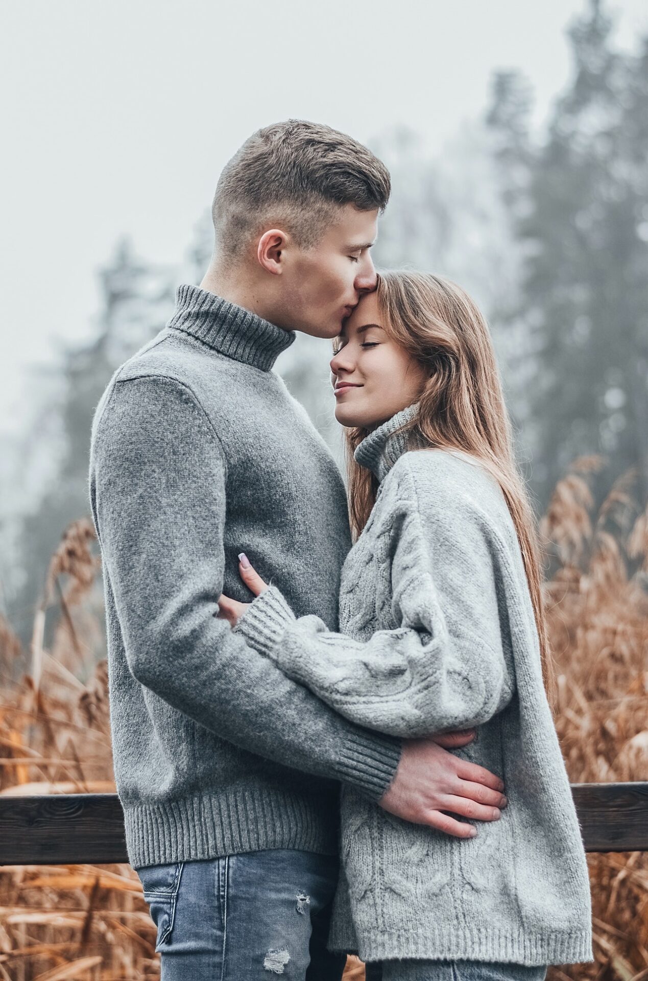 парень целует девушку